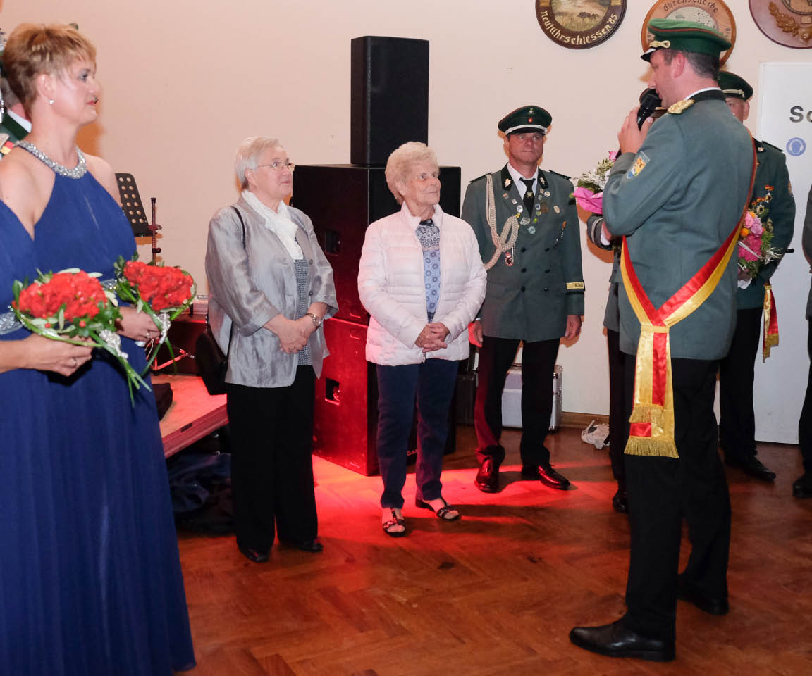 <p>In der Schützenhalle angekommen, gratuliert Marc Igges den beiden Jubelköniginnen Gertrud Habig (40 Jahre) u. Monika Grote (25 Jahre)</p>