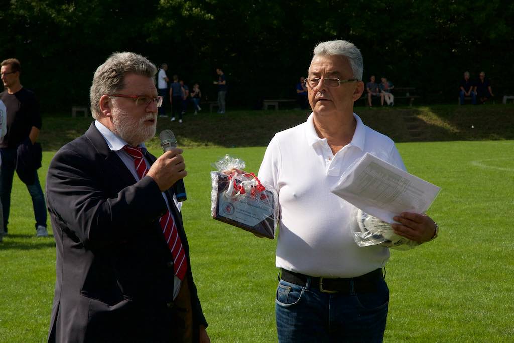 <p>Der FLVW übergab zur Feier des Tages ebenfalls ein Geschenk</p>