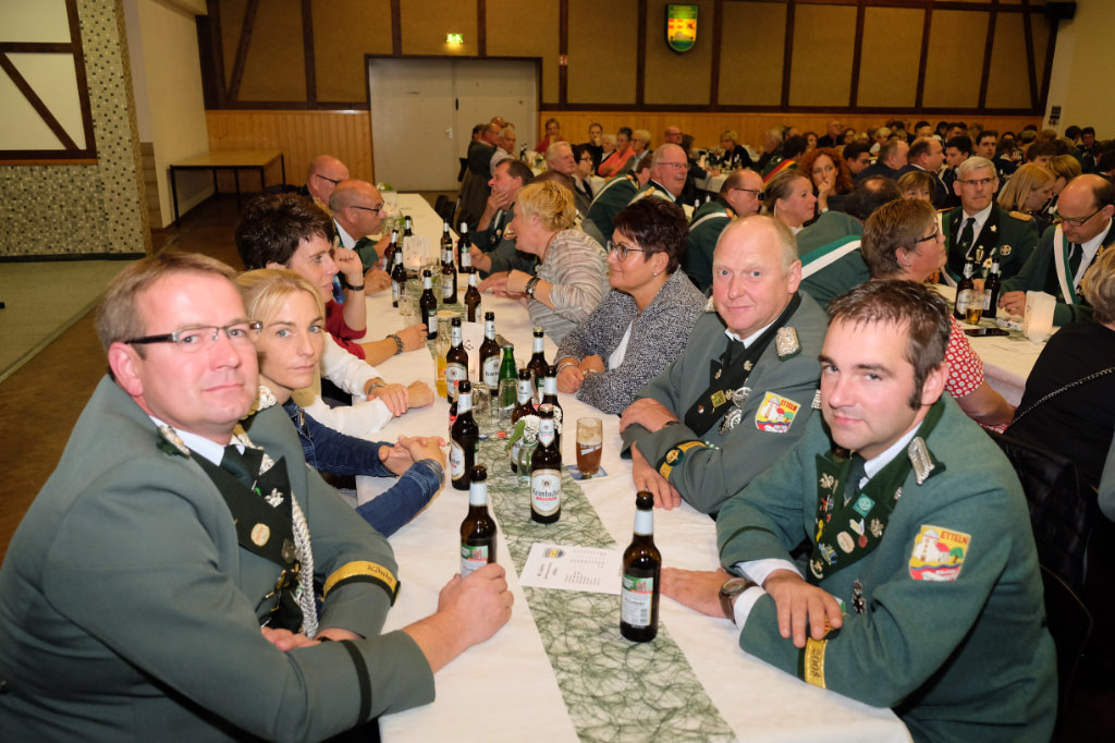 <p>Schon gleich in der Gründungszeit gab es die Gelegenheit beim Schützenfest in Etteln mitzumachen. Der Vertrag wird seit jeher alljährlich feierlich per Handschlag verlängert.</p>