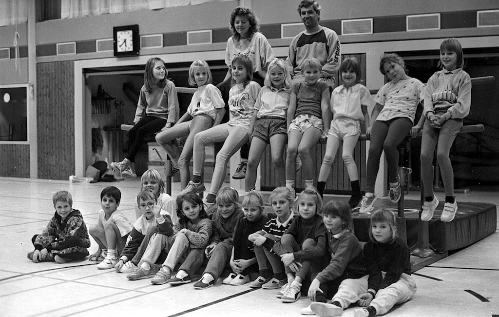 <p>Kinderturngruppe 1990 mit den Übungsleitern Margot Gloger und Reinhard Noack</p>