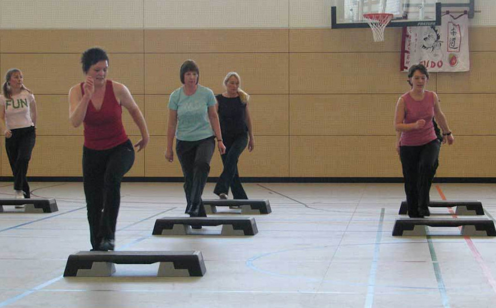 <p>Damenturngruppe mit Step-Aerobic bei der Einweihung der Sporthalle Gallihöhe im Jan. 2009</p>