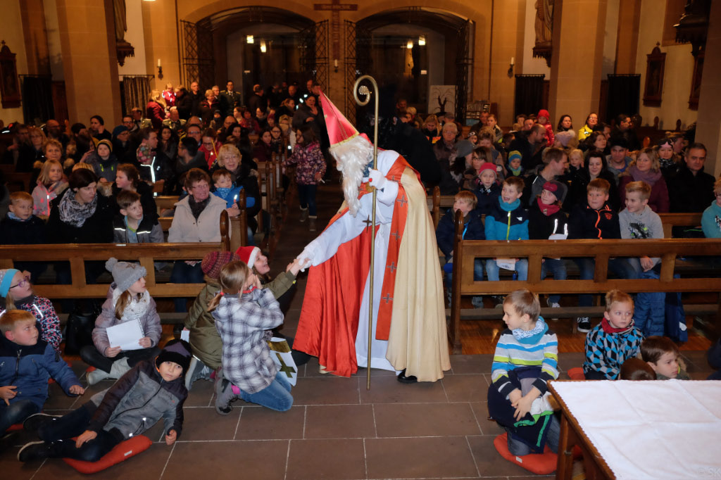 <p>In der Kirche angekommen schaut der Nikolaus in strahlende Kinderaugen. </p>