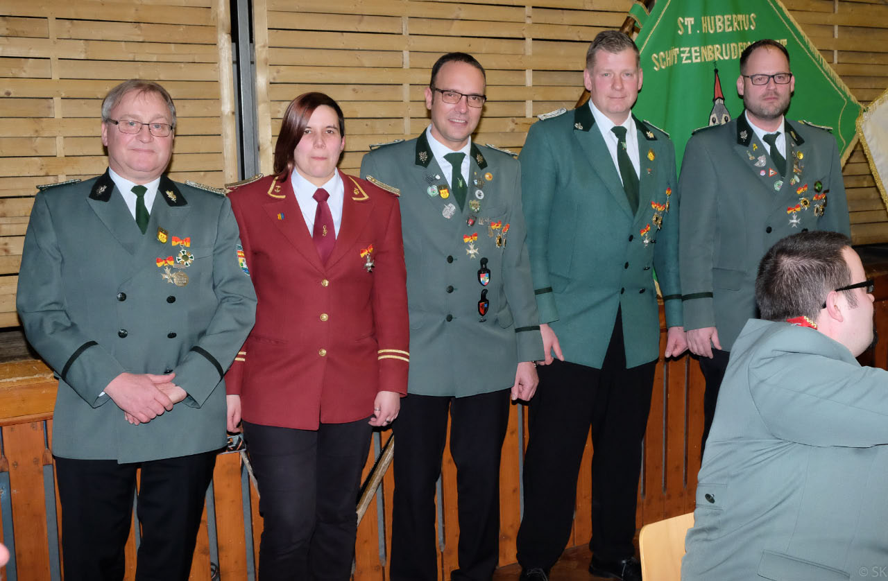 <p>Sarah Reike, Markus Lagers, Torsten Vogt, Frank Minge und Ralf Gröpper werden für ihre 25-jährige Mitgliedschaft geehrt. </p>
