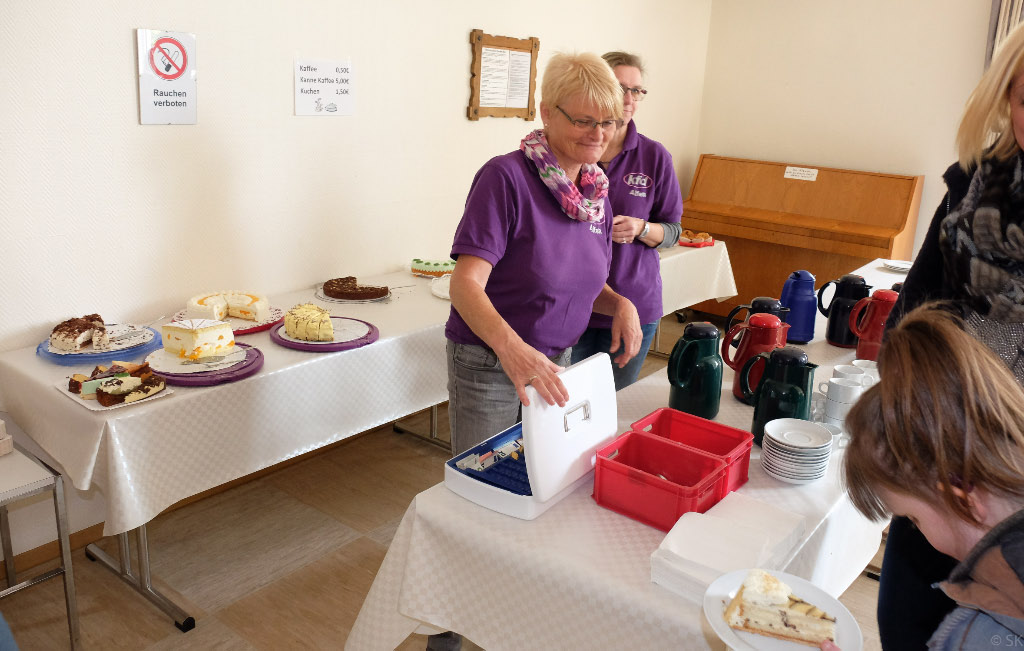 <p>Drinnen im Bürgerhaus wurde Kaffee und Kuchen serviert </p>