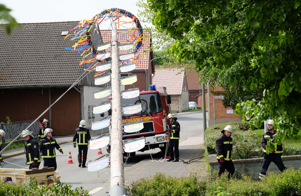 <p>langsam richtete sich der Maibaum auf </p>