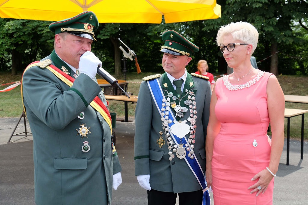 <p>Auf dem Schützenplatz bedankt sich Oberst Markus Hüster bei dem alten Königspaar für das hervoragende vergangene Jahr, in dem Christiane und Michael den Schützenverein Alfen mit unglaublich viel Leidenschaft vertreten haben. </p>