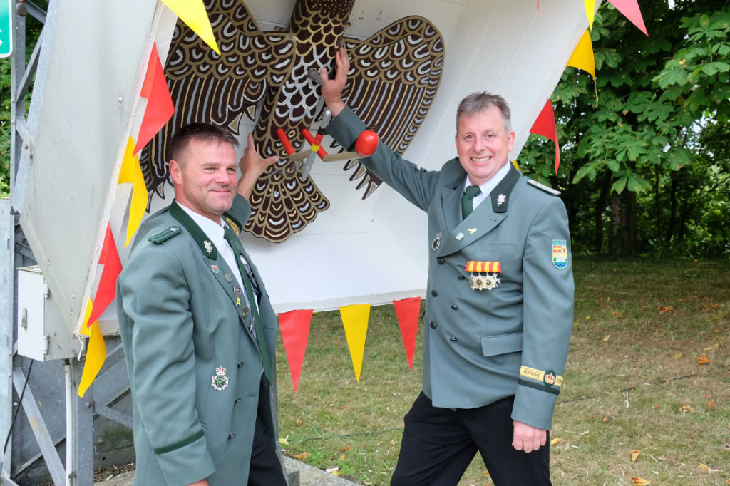 <p>Vogelbauer Dietmar Ahrens und Schießmeiser Claus Lohmann montieren den Vogel für das Schießen der Altschützen </p>