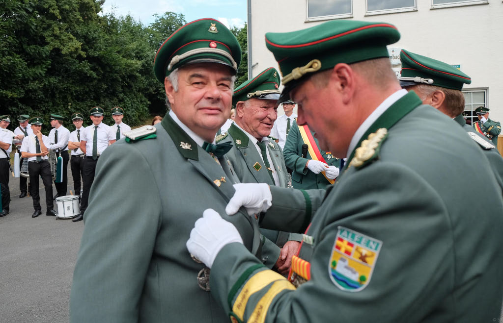 <p>Die Jubelkönige Anton Reike (25 Jahre) und Anton Nillies (50 Jahre) werden geehrt.</p>