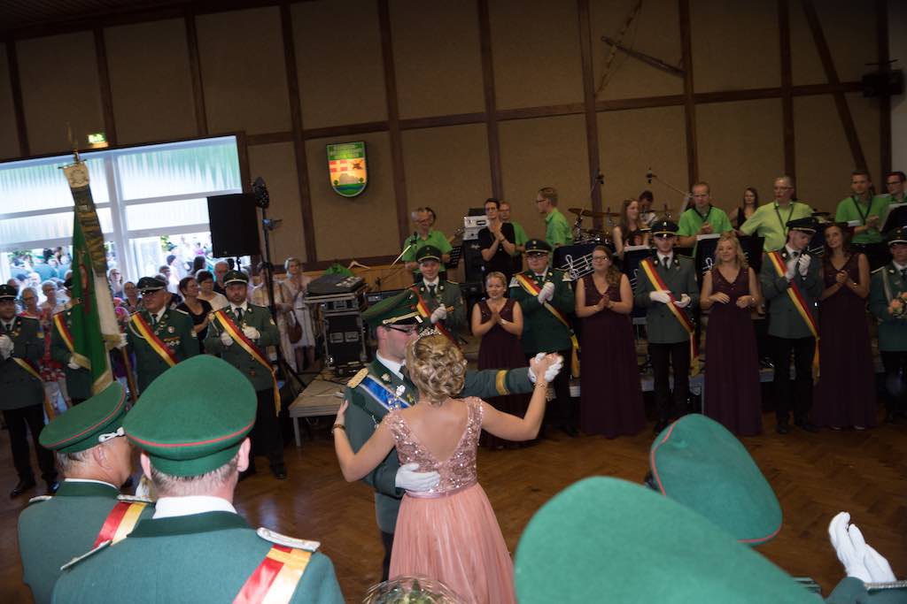 <p>Den Ehrentanz begann das Königspaar</p>