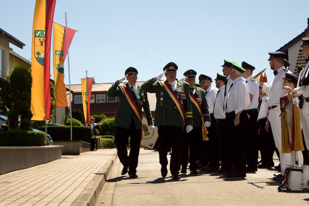 <p>Zusammen mit seinen Adjutanten schritt Oberst Hüster die Schützenfront ab</p>