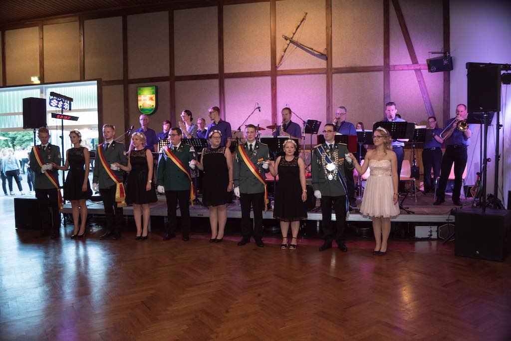 <p>Die Tanzmusik aus Iggenhausen spielte zum Festball auf</p>