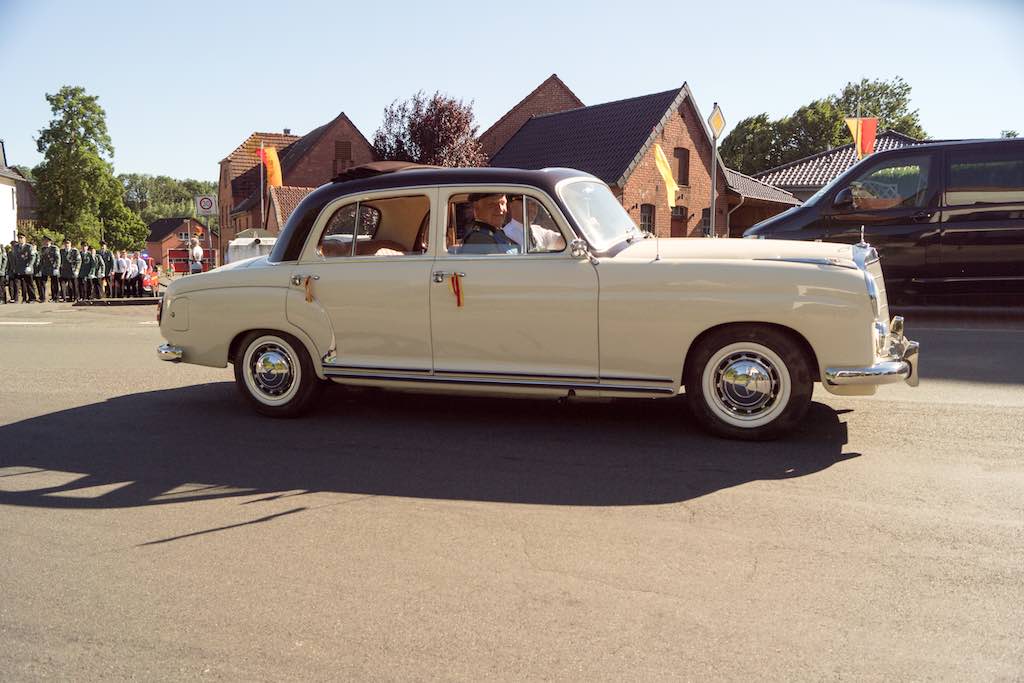 <p>Der 50-jährige Jubelkönig in seinem Benz</p>