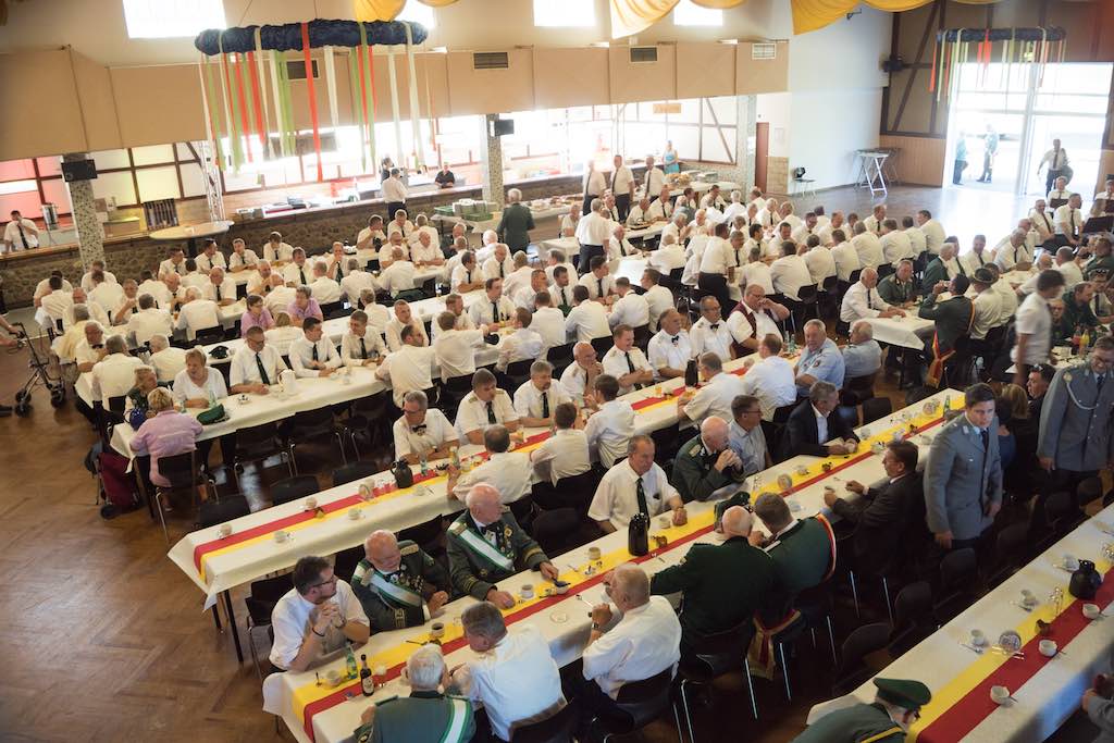 <p>Die Halle füllte sich allmählich </p>