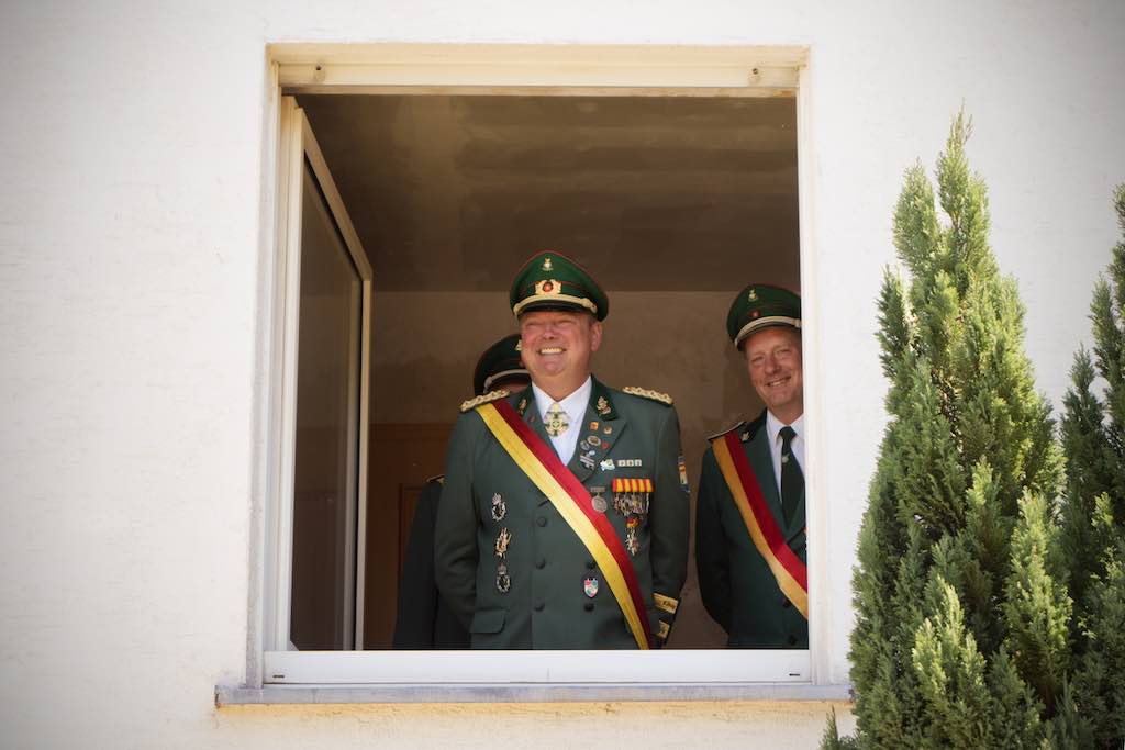 <p>Oberst Markus Hüster wartete schon auf seine Schützen</p>