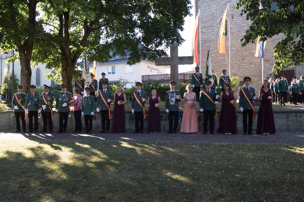 <p>Nach dem Gottesdienst wurde vor der Alten Kirche zum Zapfenstreich angetreten</p>