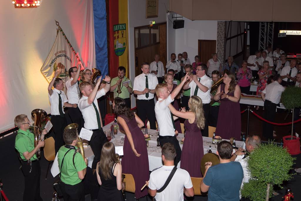 <p>Mit flotter Blasmusik kam schnell Stimmung auf</p>