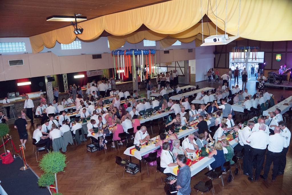 <p>Die Schützengesellschaft versammelte sich in der Halle ….</p>