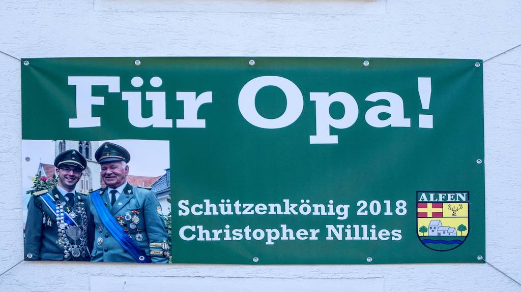 <p>Christopher Nillies und Saskia Minge hatten das Motto:“Für Opa“, dem 50 jährigen Jubelkönig Anton Nillies, schon vor Monaten geplant. Heute war es dann soweit</p>