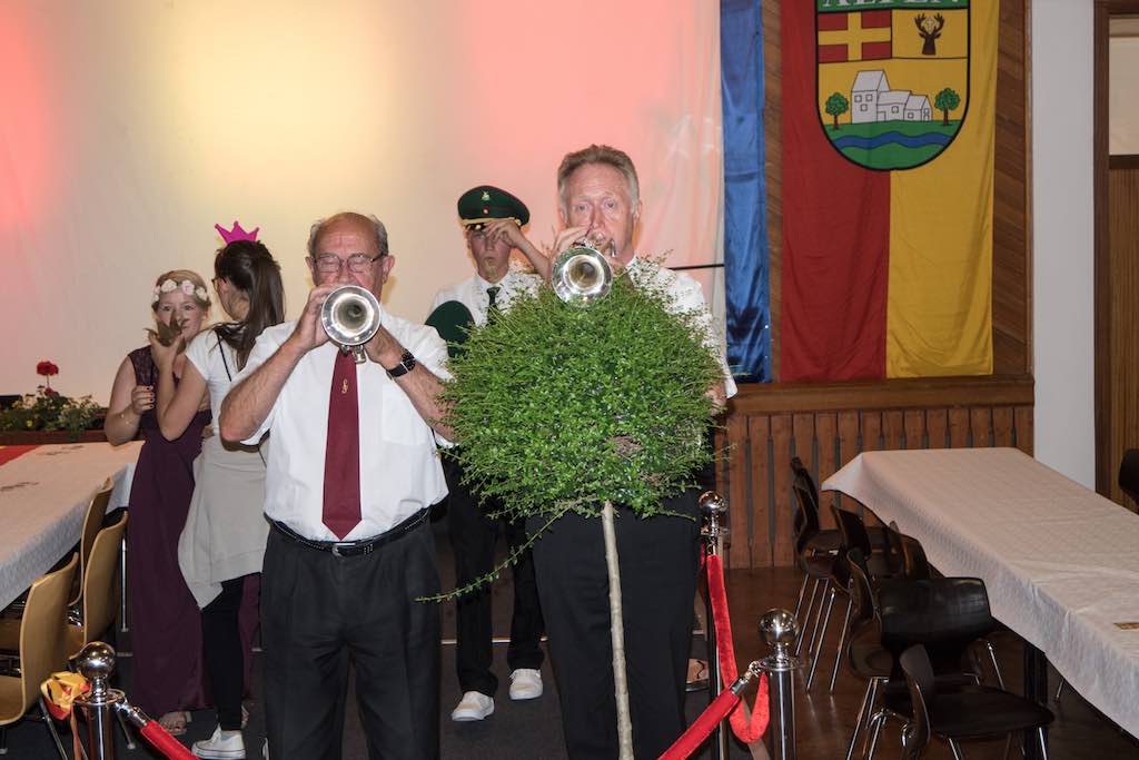 <p>Franz Bielemeyer und Karl-Heinz Kloppenburg zogen dabei durch die Halle</p>