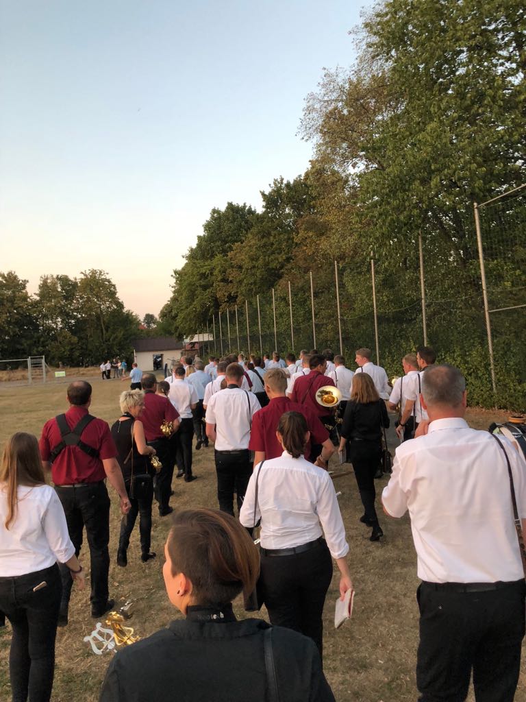 <p>Polonaise auf dem Sportplatz</p>