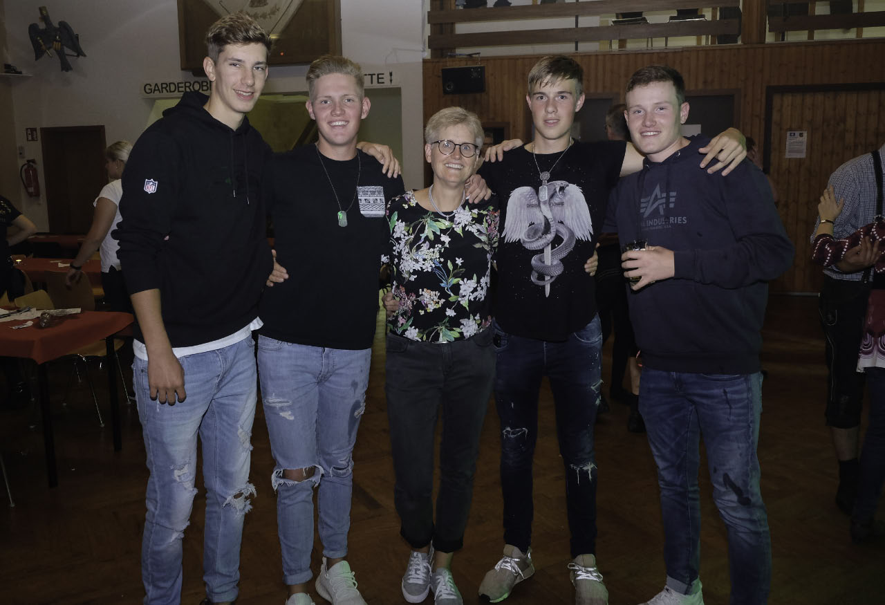 <p>4 deutsche Meister im Arm. Das gibt´s nicht oft. Luca aus Alfen wurde am letzten Wochenende mit seinen Teamkollegen Deutscher Meister im Baseball! </p>