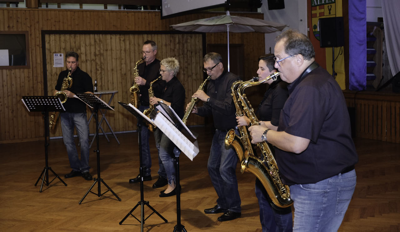 <p>1. Showact: Eine Saxophongruppe. </p>