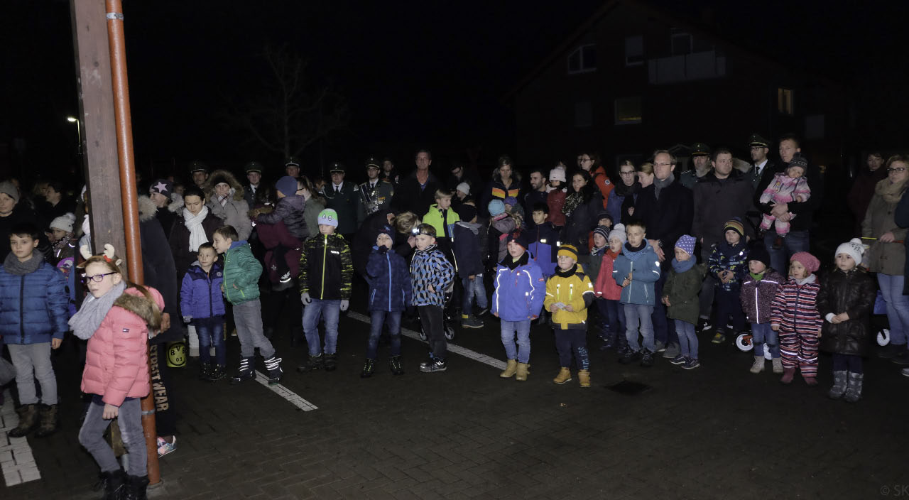 <p>6. Dezember. Wie jedes Jahr kommt um 17.30 Uhr der Nikolaus nach Alfen. Die Grundschule Alfen und der Schützenverein Alfen organisierten den Abend. Gespannt warten die Kinder auf dem Schulhof der Grundschule.</p>