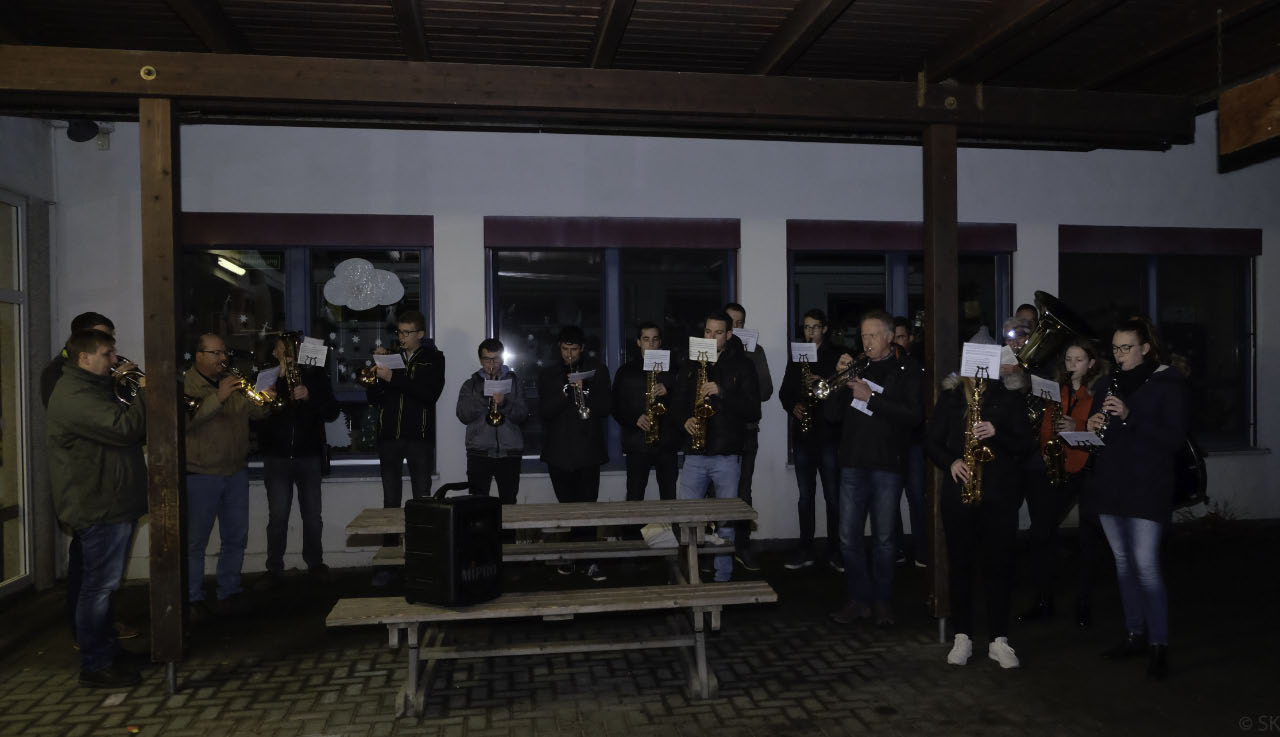 <p>Die Musikkapelle spielt das Nikolauslied</p>