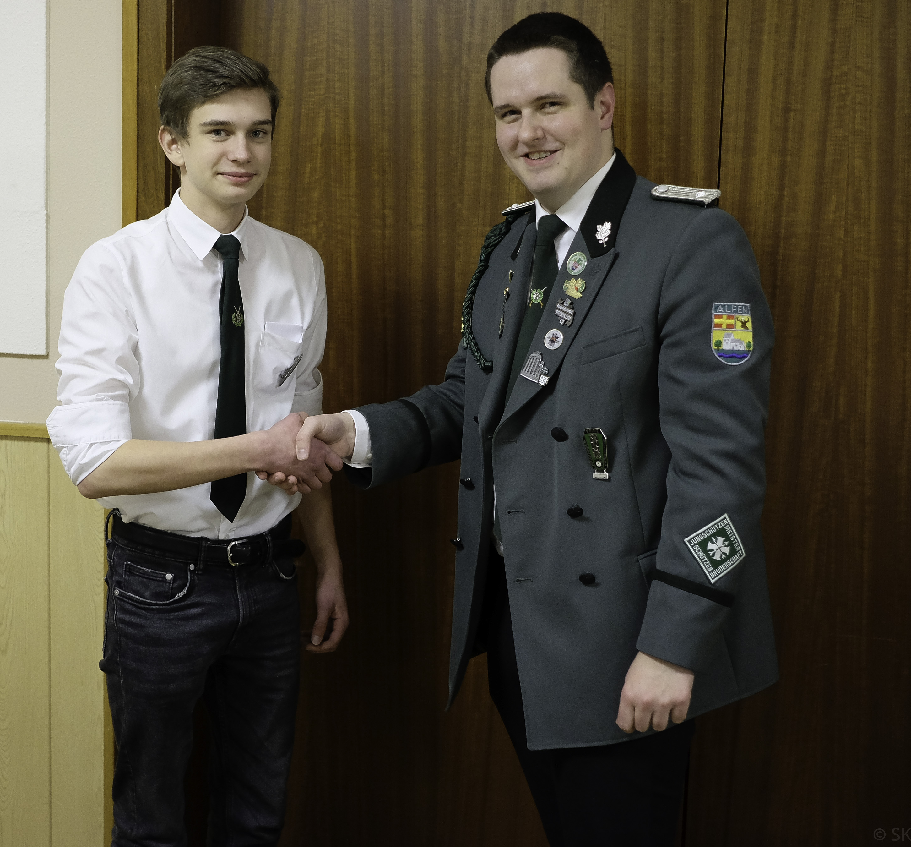 <p>Patrick Schumacher verleiht den Schülerprinzenorden an den Schülerprinz des vergangenen Jahres André Rochel</p>