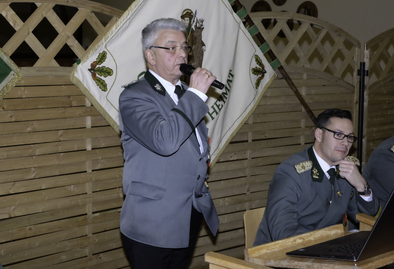 <p>Uli Harding ist der Koordinator aller Arbeitsgruppen, die schon für das Jubelfest gebildet wurden. Uli gibt den Anwesenden einen ausführlichen Überblick über die bisherigen Vorbereitungen und den geplanten Ablauf des Jubelfestes. Ebenso werden die einzelnen Arbeitsgruppen und deren Aufgaben dargestellt.  Es wird deutlich, dass das Jubelfest, welches unter der Schirmherrschaft des Bundestagsabgeordneten Carsten Linnemann in einem 1200 qm großen Festzelt durchgeführt wird, eine große Herausforderung für den Verein ist. Schon für den Freitagabend ist ein Auftaktknaller mit der bundesweit bekannten Band Allgäu Power Bagasch  geplant. Am Samstagnachmittag wird ein Heimatnachmittag stattfinden zu dem 480 Einladungen an ehemalige Alfener verschickt wurde. Alle Alfener sind eingeladen.  Abends findet ein großer Festball statt.Am Sonntag wird ein großer Festumzug mit vielen Gastvereinen durch Alfen ziehen. Das Schützenfest endet am Montag mit einem großen Frühstück zu dem alle Alfener eingeladen sind.  Anschließend findet ein Kaiserschießen und eine Abschlussparty statt.</p>