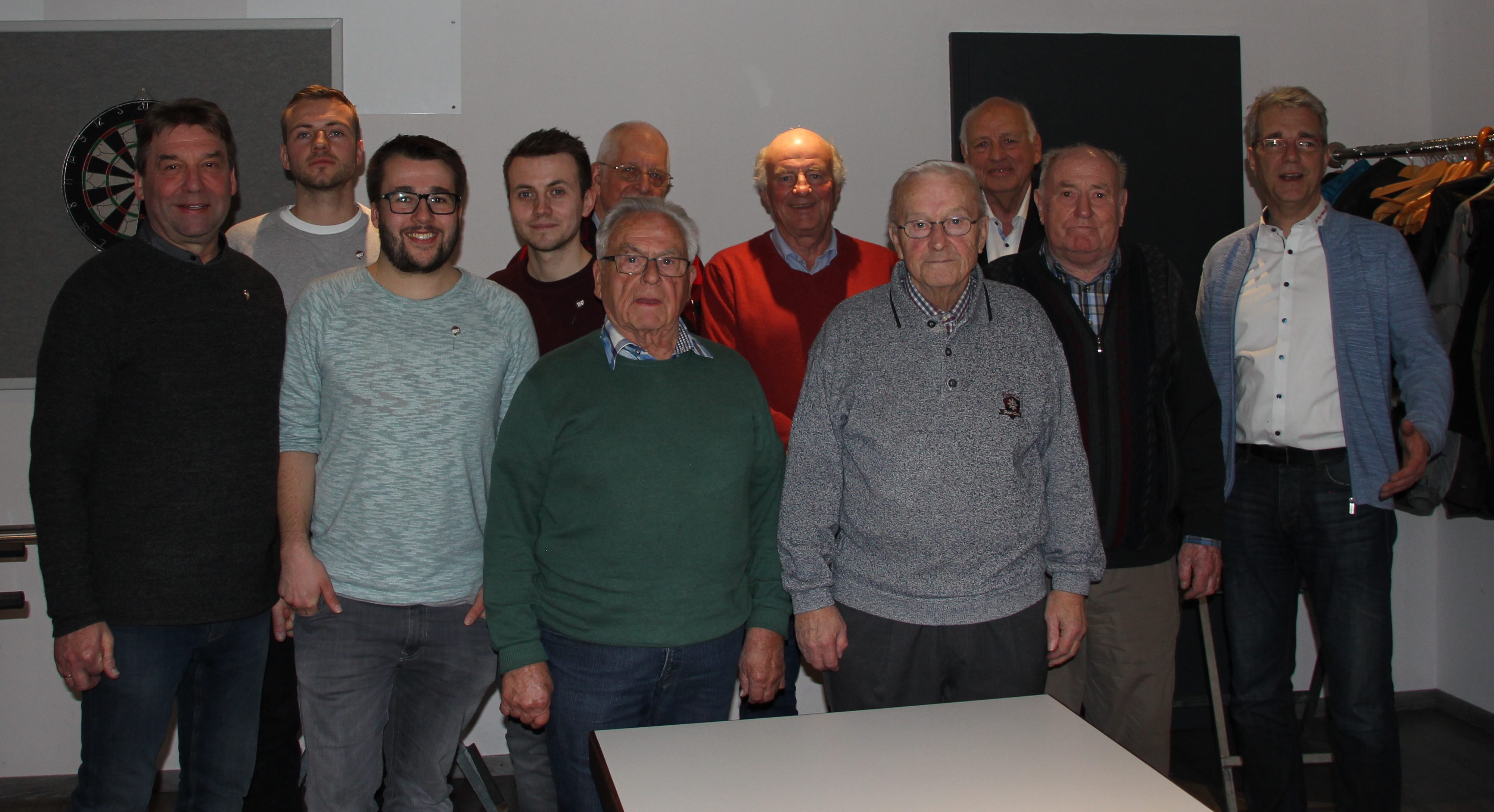 <p>Geehrte: (v.l.) Udo Ewers (50 Jahre), Jonas Wegener(25 ), Lars Marschel (25), Julian Wegener(25), Edmund Hallmann (25), Eduard Lagers (60), Karl Kloppenburg (60), Bernhard Witte (60), Reiner Waltert (60), Norbert Schumacher (60), Vorsitzender Thorsten Brinkmann Foto: Jutta Hopp (Stellv. Vorsitzende)</p>