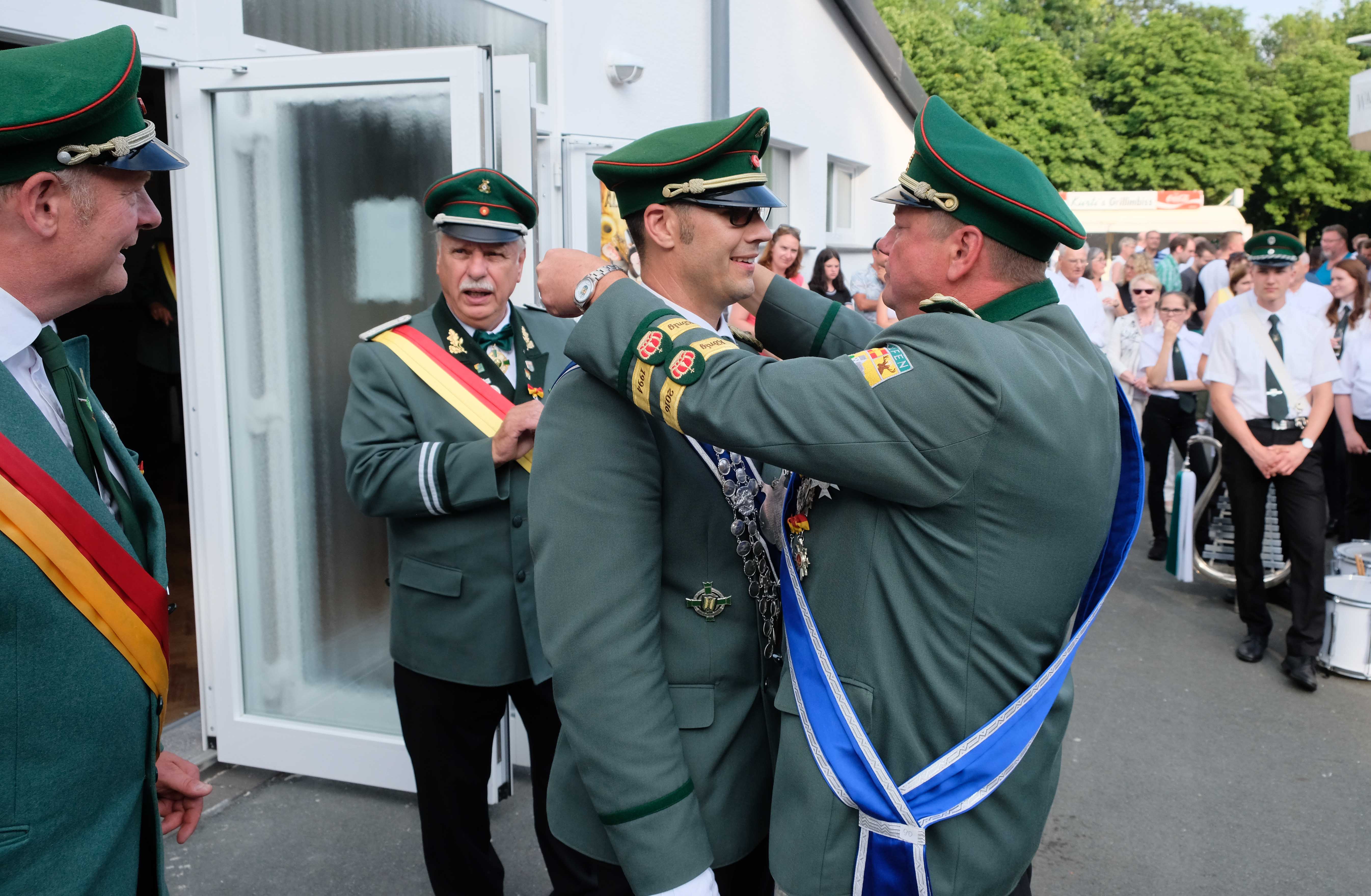 <p>Der neue König erhält seine Insignien.</p>