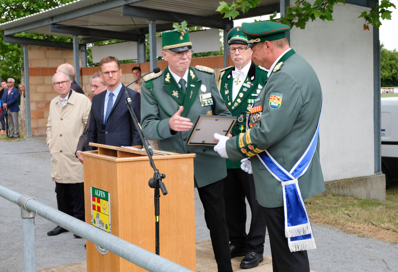 <p>Der Bund der historischen Schützen zeichnet den Alfener Schützenverein mit der Hochmeisterplakette aus. </p>