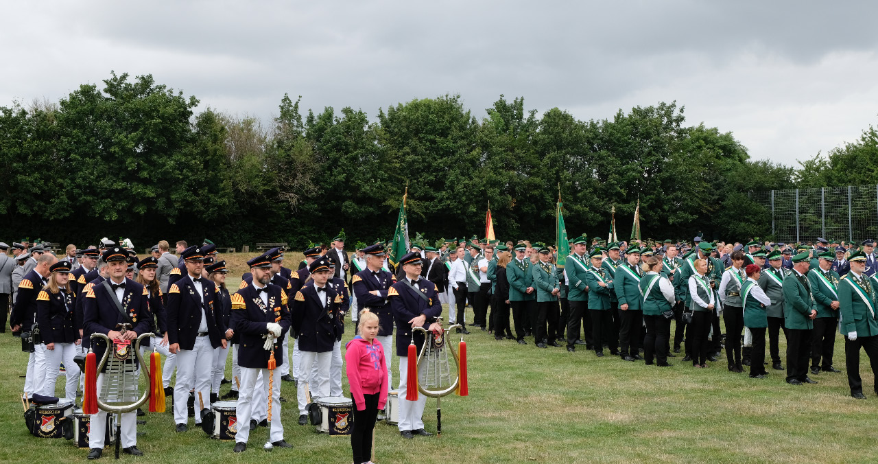 <p>Auf dem Sportplatz warteten die Gäste. Der Schützenverein hatte 16 Gastvereine und weitere Musikvereine eingeladen. </p>