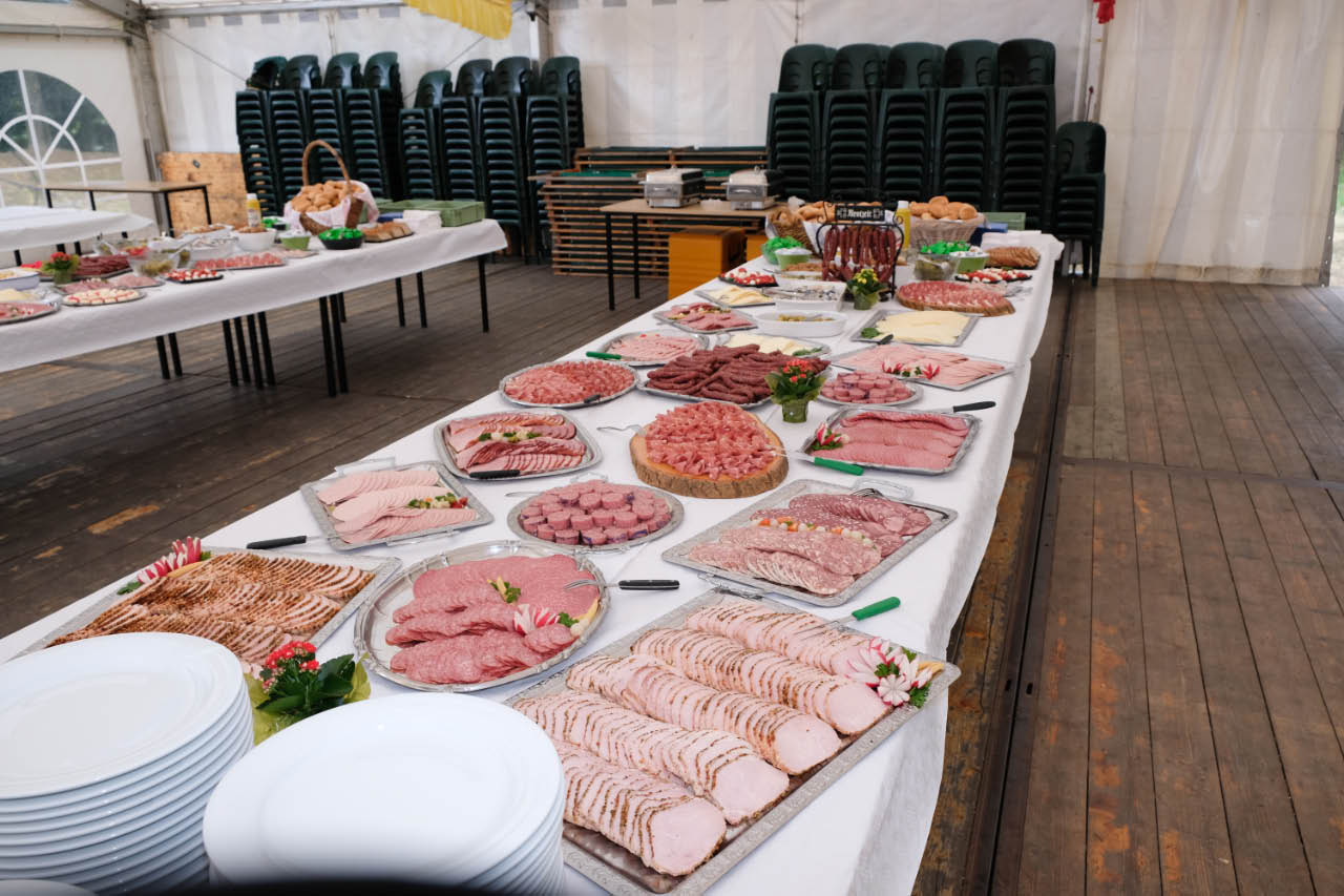 <p>Am Montag des Schützenfestes wird traditionell das Schützenfrühstück serviert. </p>