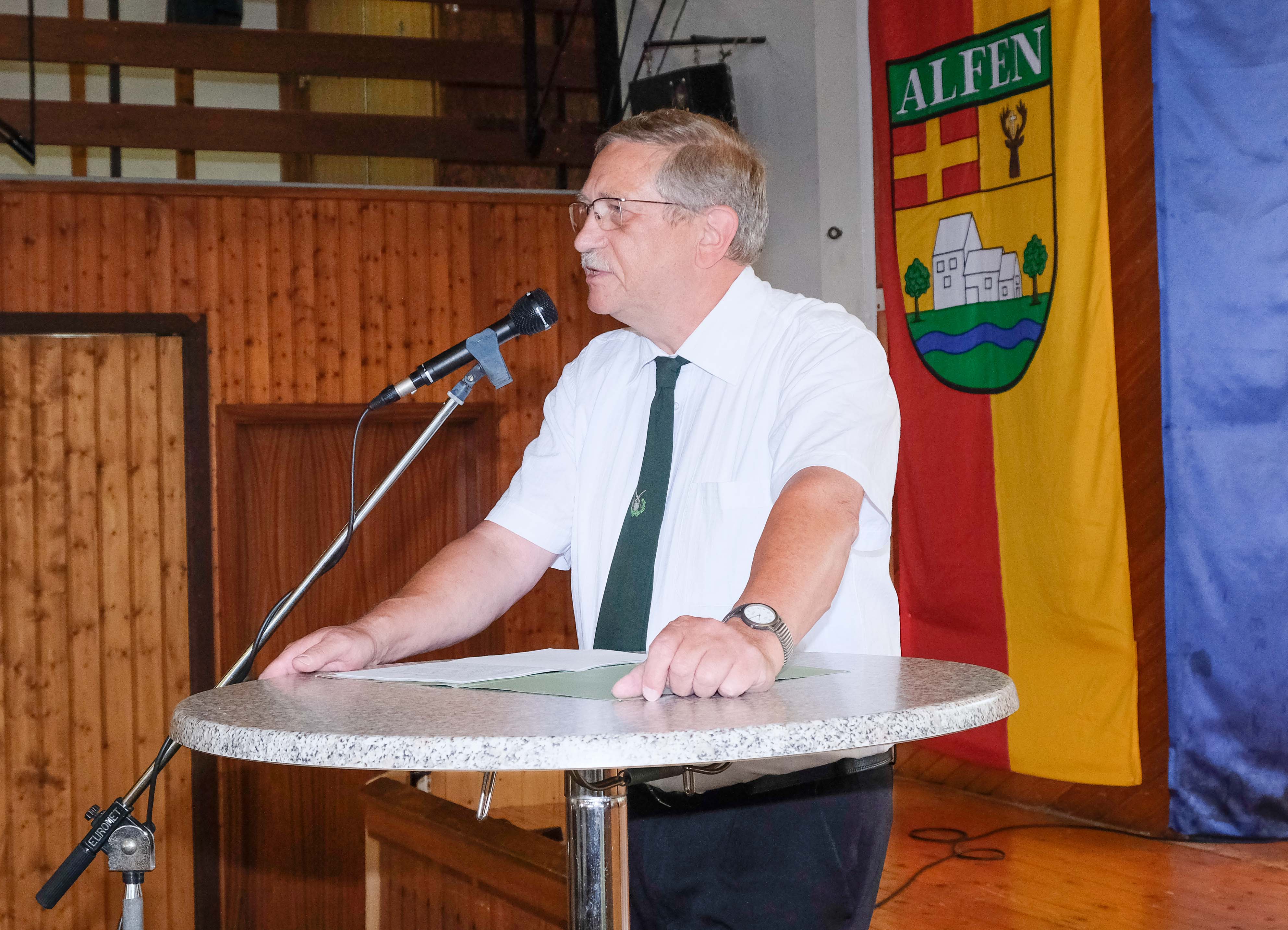 <p>Ortsvorsteher Konrad Hansmeier gab einen interessanten Überblick den Ort Alfen. Neben dem Vortrag wurden historische Bilder gezeigt, die die Entwicklung des Ortes von früher bis in die Gegenwart zeigten. </p>