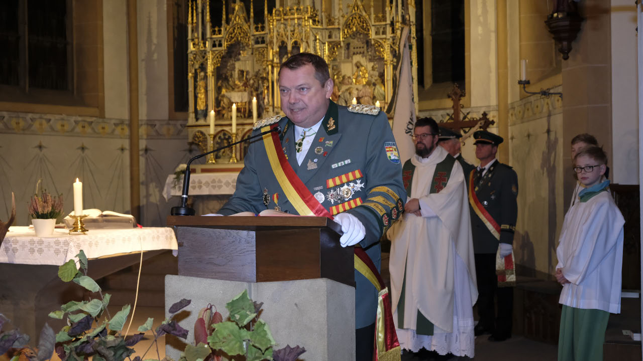 <p>Oberst Markus Hüster begrüßt die Alfener und Gäste. </p>