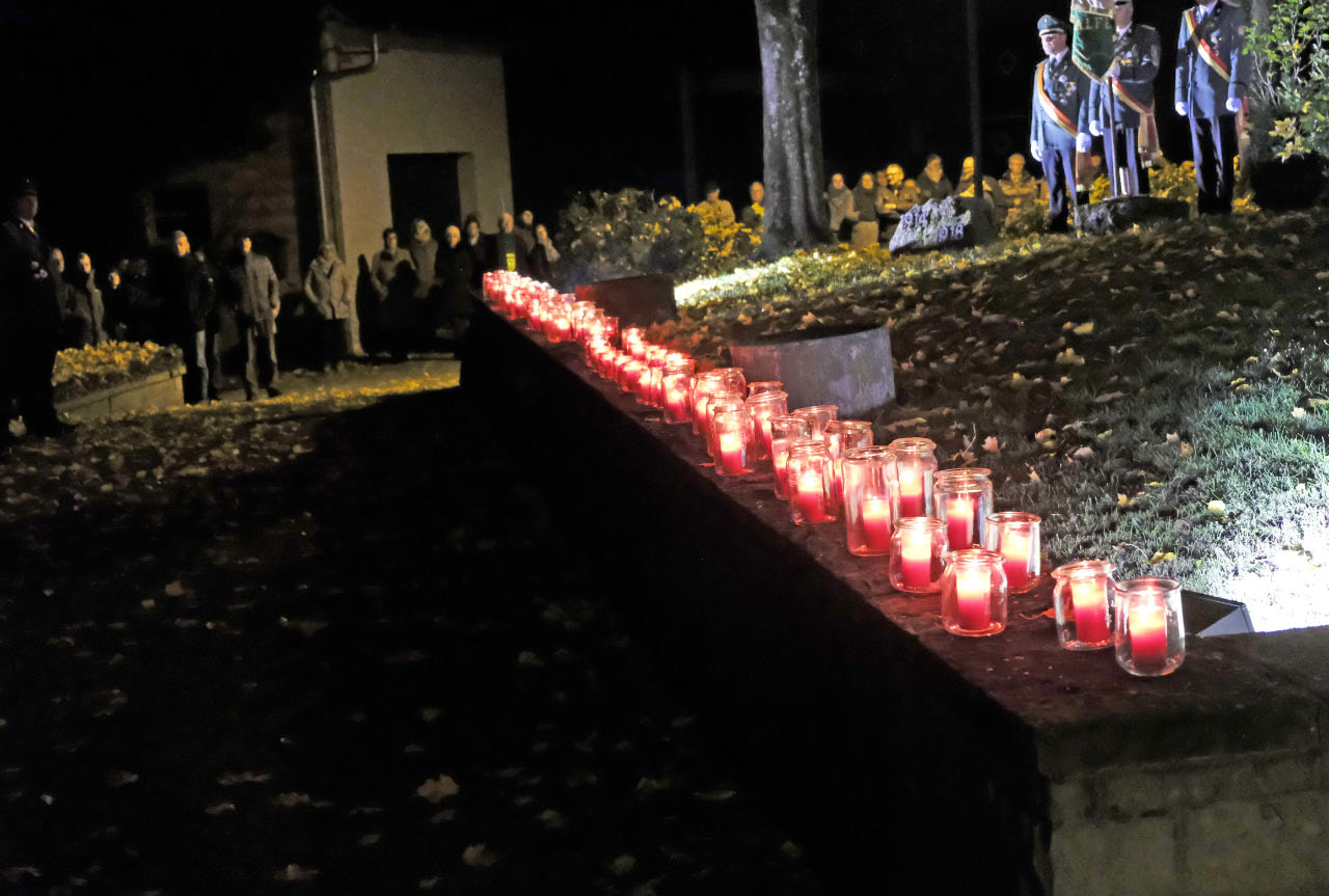 <p>Für jeden in den beiden Weltkriegen gefallenen Alfener wurde eine Kerze angezündet. </p>