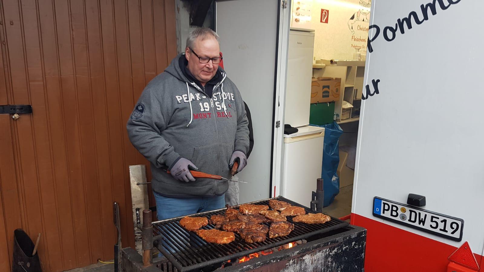 <p>Der Grillmeister, zuständig für die leckeren Steaks von Christoph Meyer, in Aktion</p>