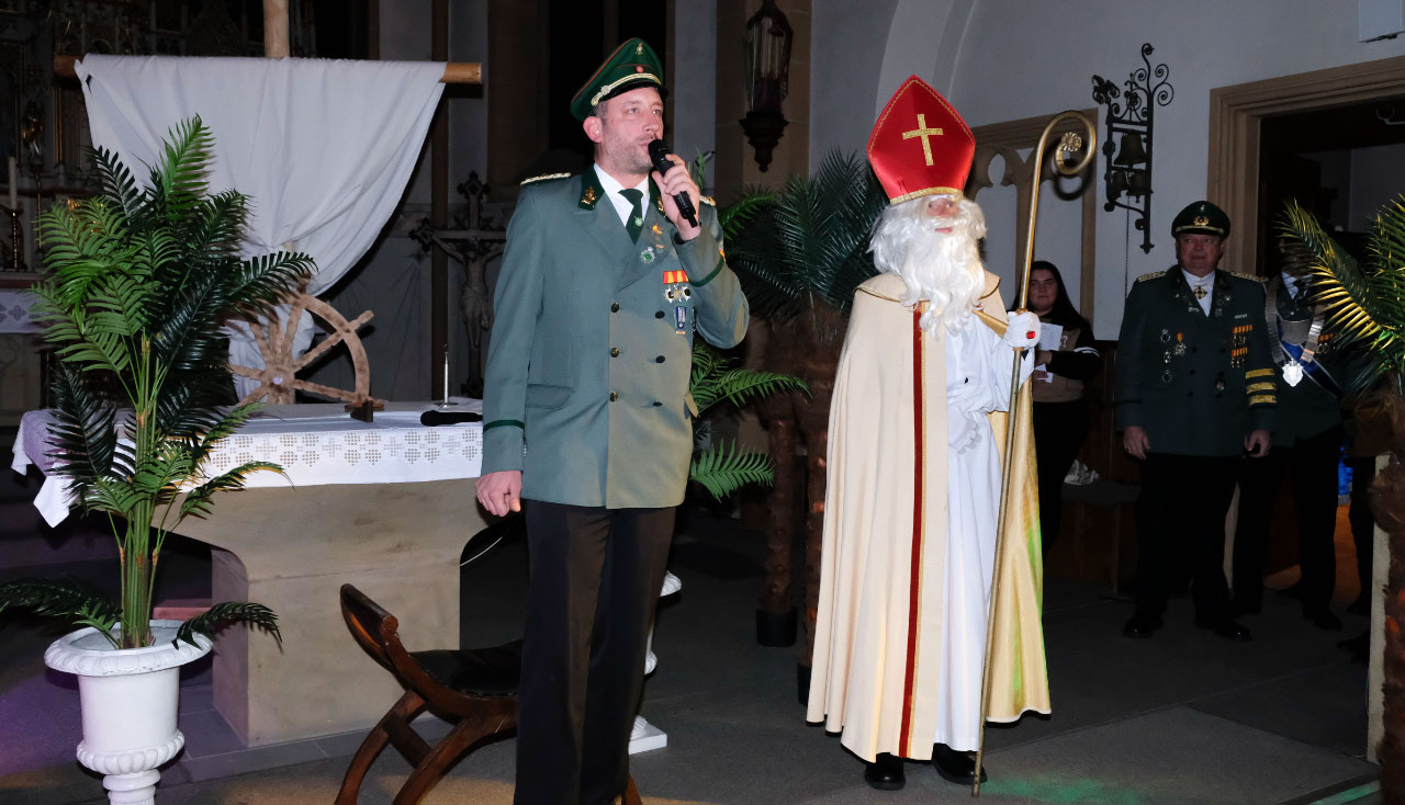<p>Wie jedes Jahr wurde die die Nikolausfeier durch den Schützenverein Alfen und die Grundschule organisiert. Mark Igges begrüßt in Namen des Schützenvereins die Anwesenden. </p>