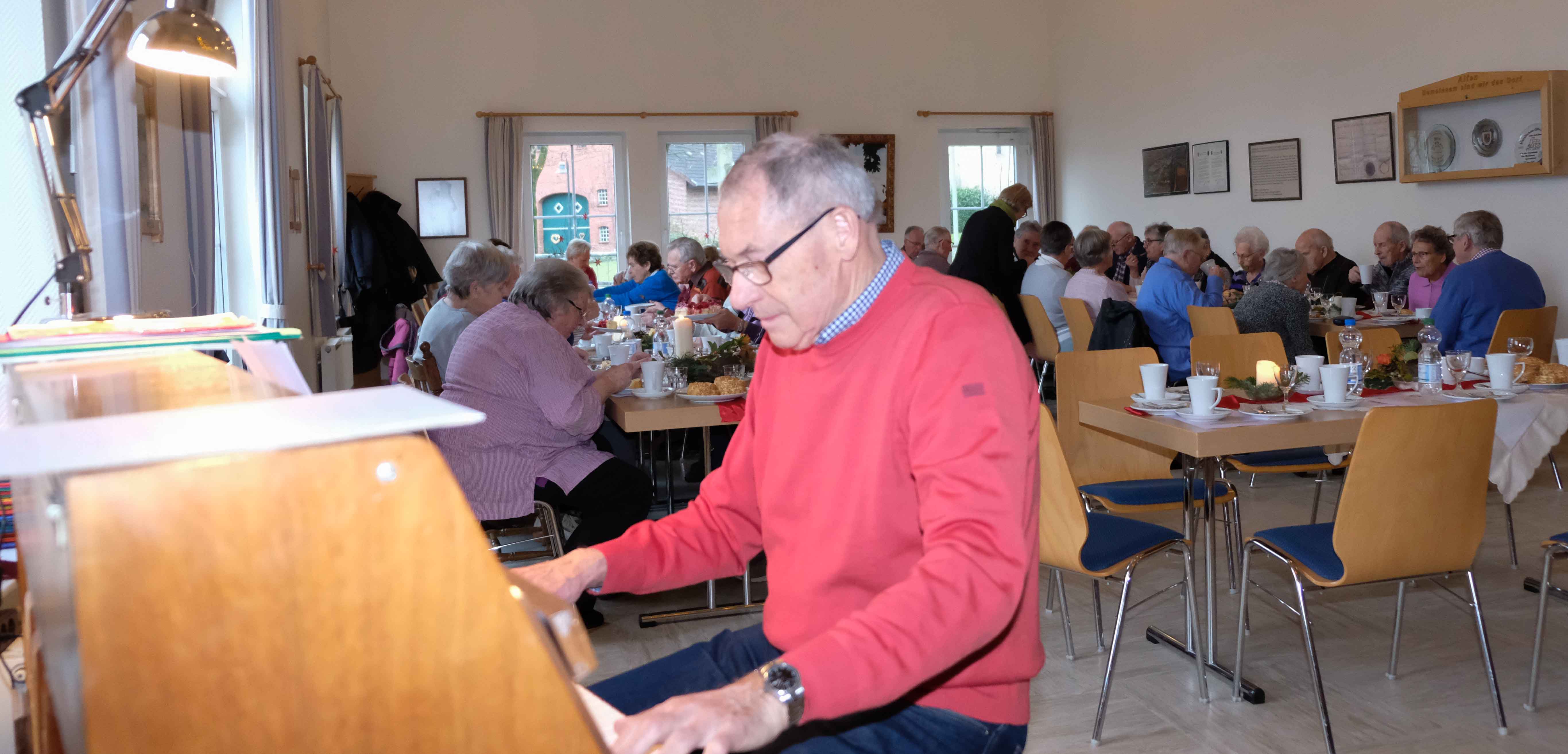 <p>Herr Lüke aus Tudorf hat die Veranstaltung musikalisch am Klavier begleitet.</p>