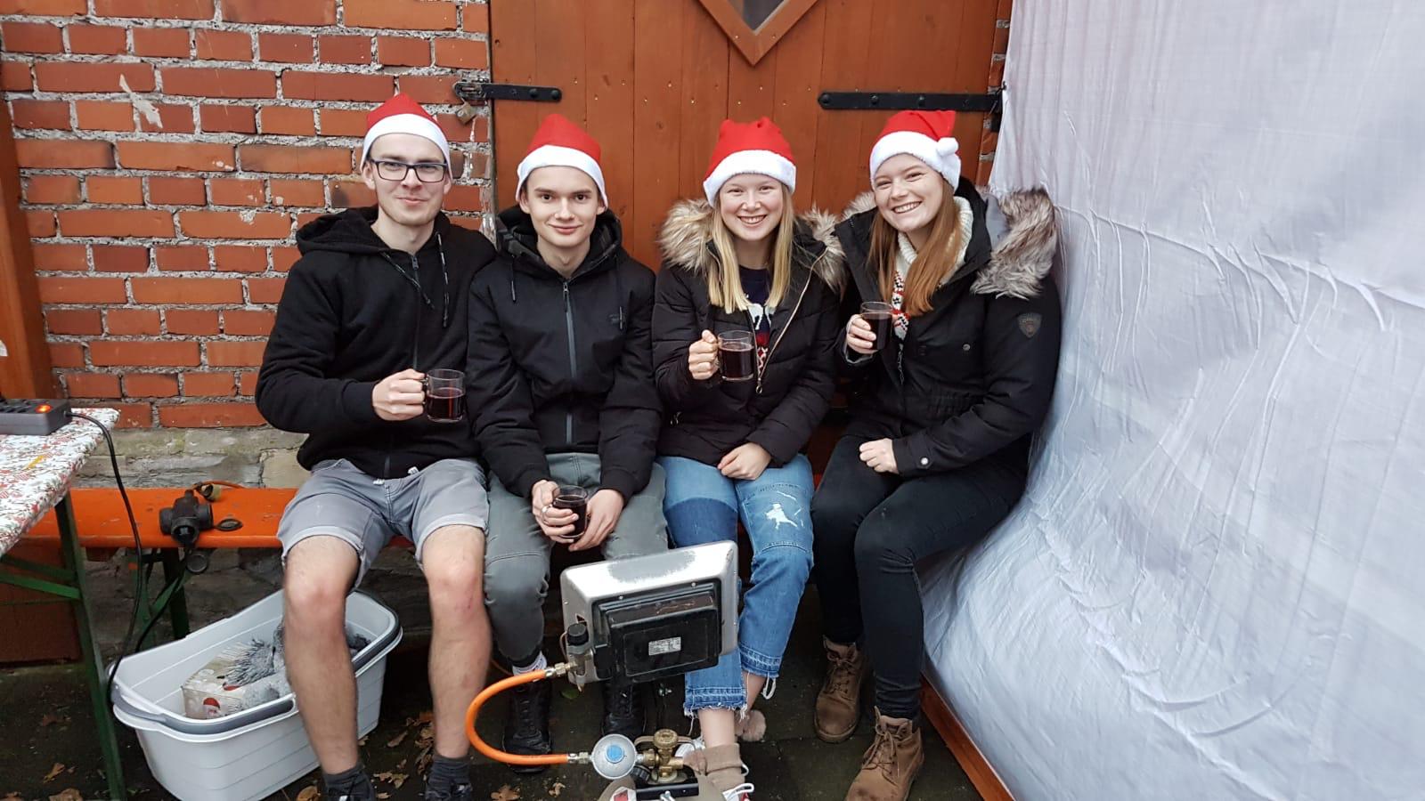 <p>Die fleißigen Helfer waren an ihren strahlenden Gesichtern und den Weihnachtsmützen zu erkennen</p>