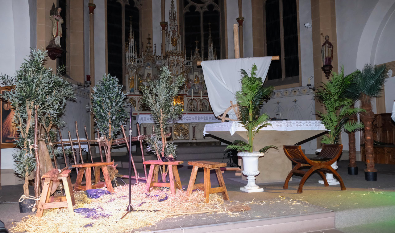 <p>Der Altarraum war für das Schauspiel der Grundschulkinder dekoriert. </p>