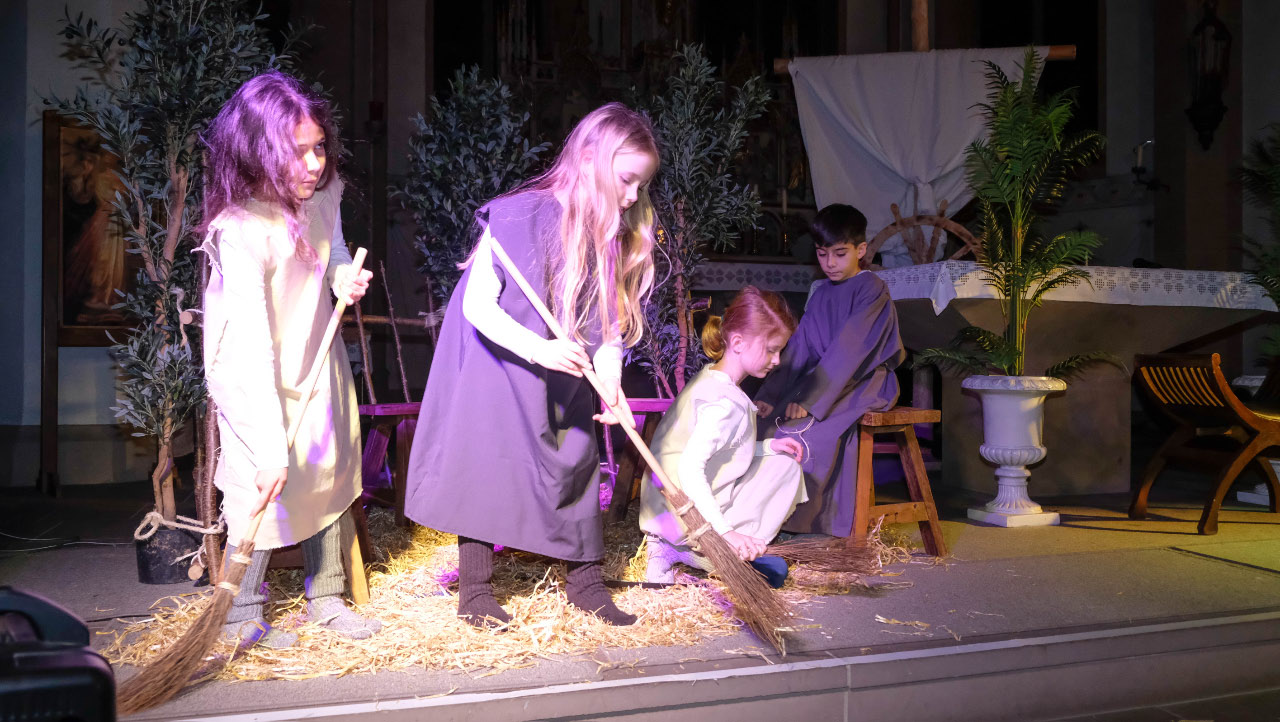 <p>In einem Schauspiel boten die Grundschulkinder die „Geschichte vom Nikolaus“ dar. </p>