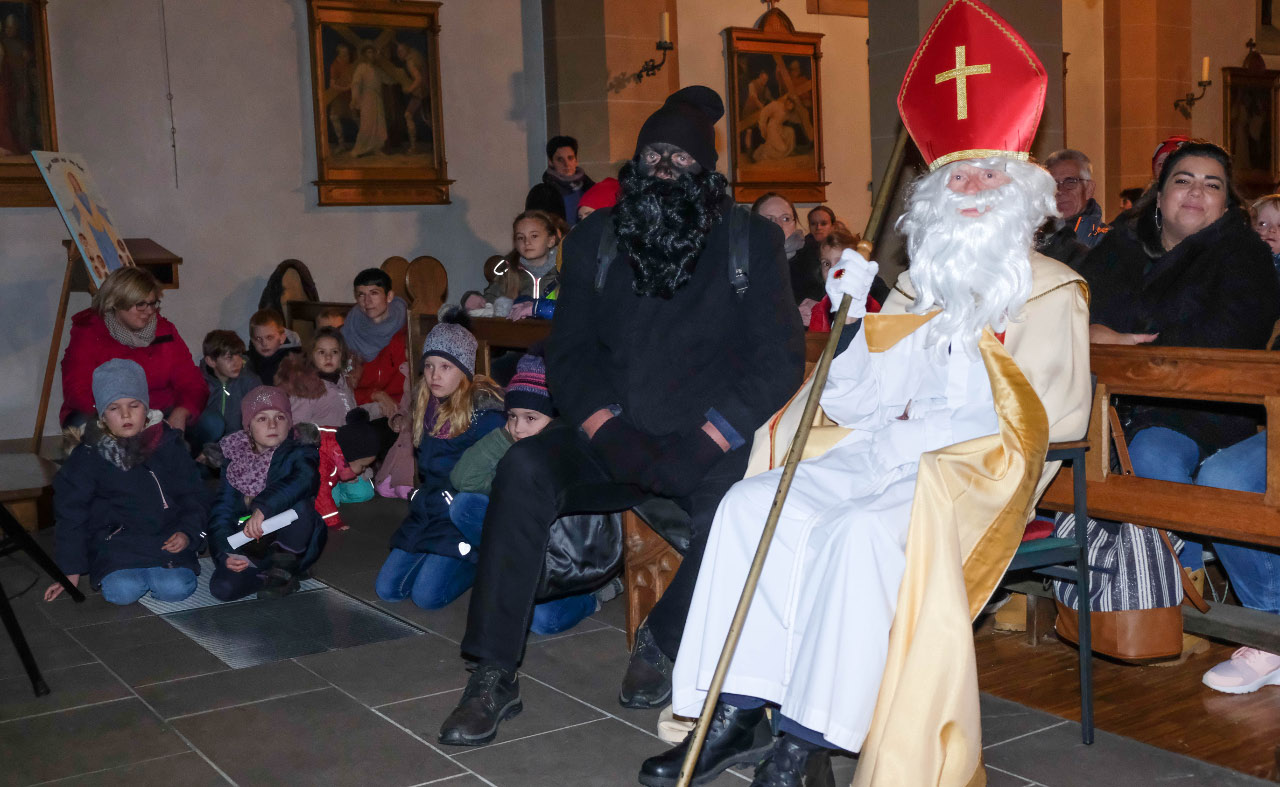 <p>Nikolaus und Knecht Ruprecht verfolgen aufmerksam das Schauspiel. </p>