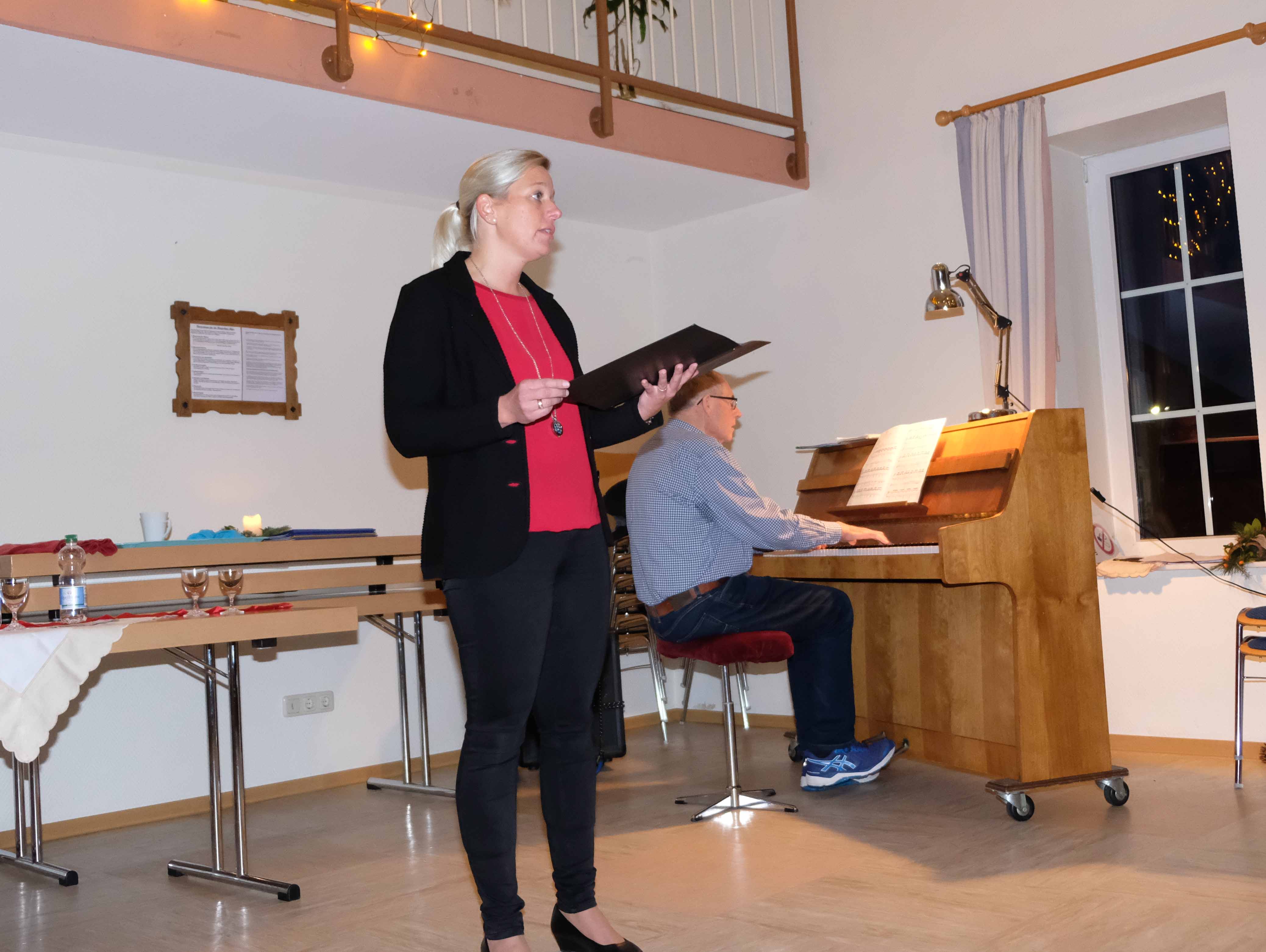<p>Frau Stellbrink hat, begleitet von Herrn Lüke wundervoll das Ave Maria vorgetragen.</p>
