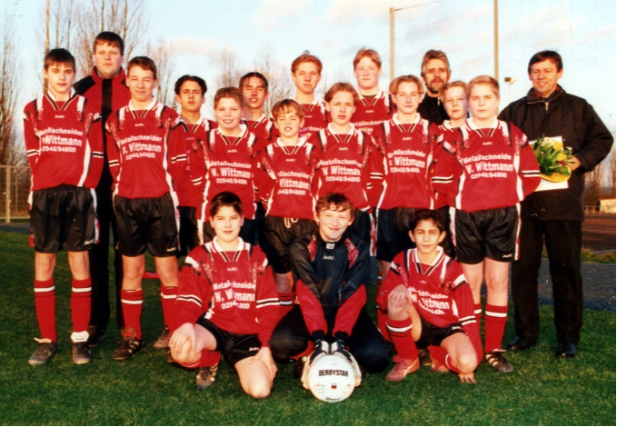 <p>mit den Trainern Alfons Lüke und Jürgen Pahlsmey-er sowie Sponsor Wolfgang Witt-mann</p>
<p>Wer weiß, wie die Kinder auf dem Bild heißen, bitte an „rwa@alfen.de“ oder an Franz Lü-ke melden!</p>