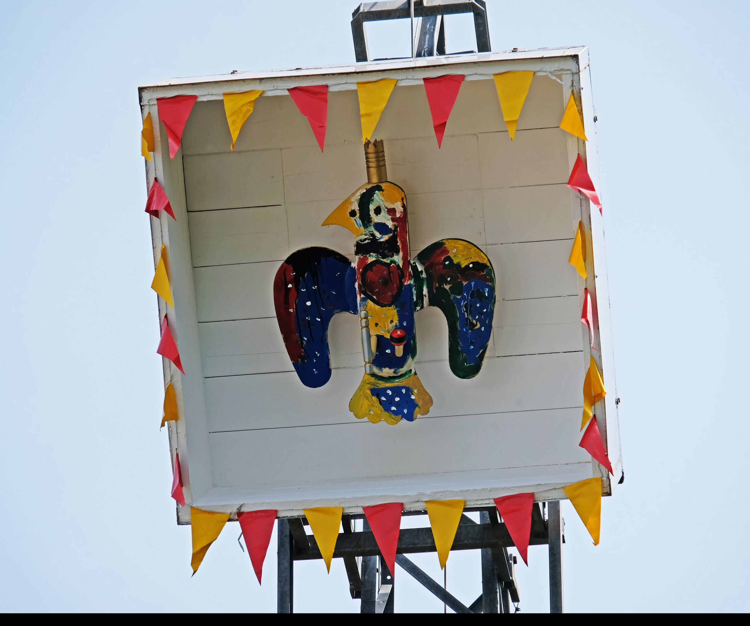 <p>Zuerst wird auf den Vogel der Jungschützen geschossen, der in diesem Jahr durch die Kinder des Alfener Kindergartens ganz besonders gestaltet wurde.</p>