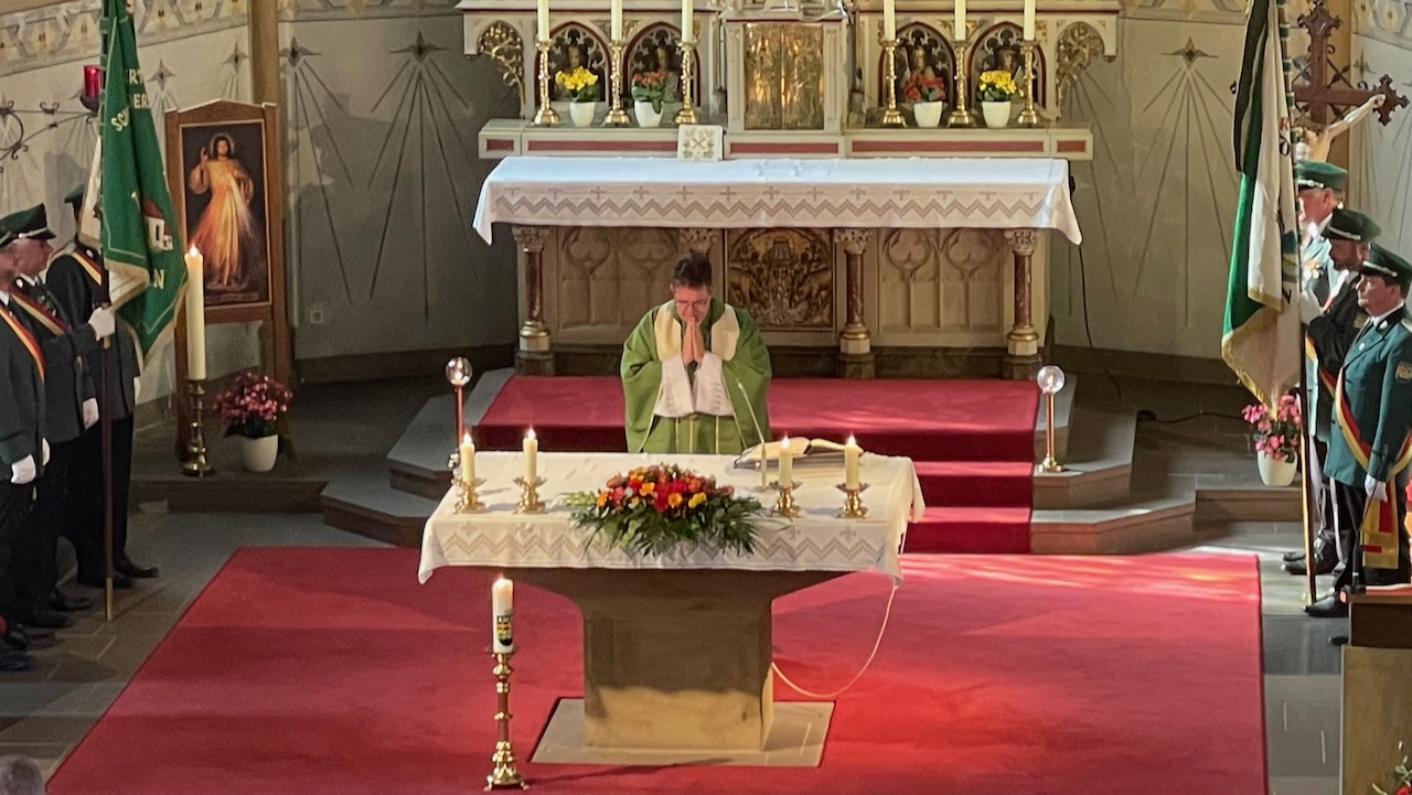<p>Präsens Berief begrüßt die Gemeinde und ruft dazu auf die entgangene Fröhlichkeit der vergangen zwei Jahre in dieses Schützenfest einfließen zu lassen </p>