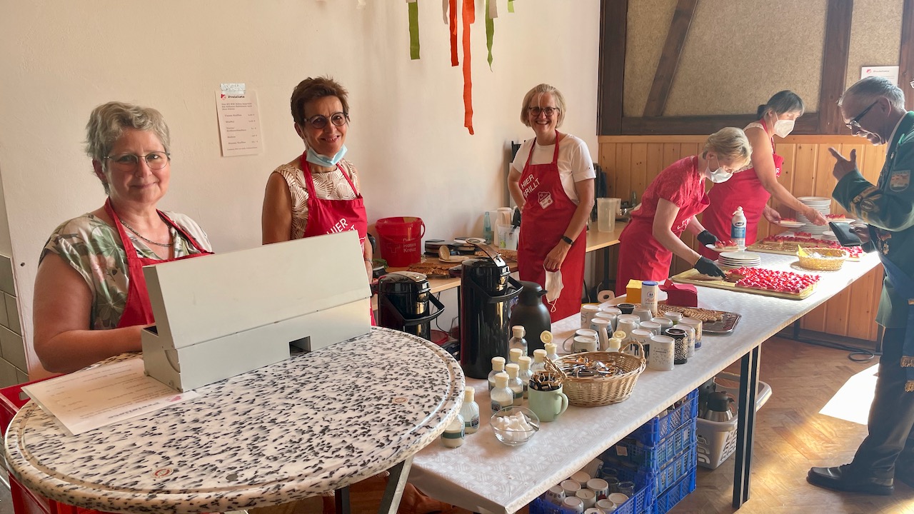 <p>An der Kuchentheke wartete schon das Team des SV RW Alfen mit leckeren Waffeln und dem begehrten Erdbeerboden von unserem Bäcker Willi Nolte</p>